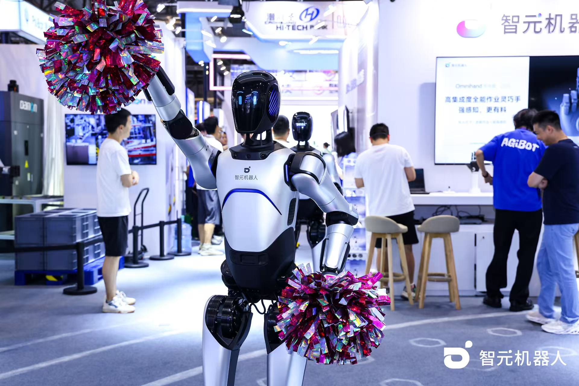 im電競機器人 WAIC 首日展臺火爆，機器人家族集體打工忙不停